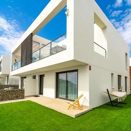 Modern Townhouse With Sea Views *